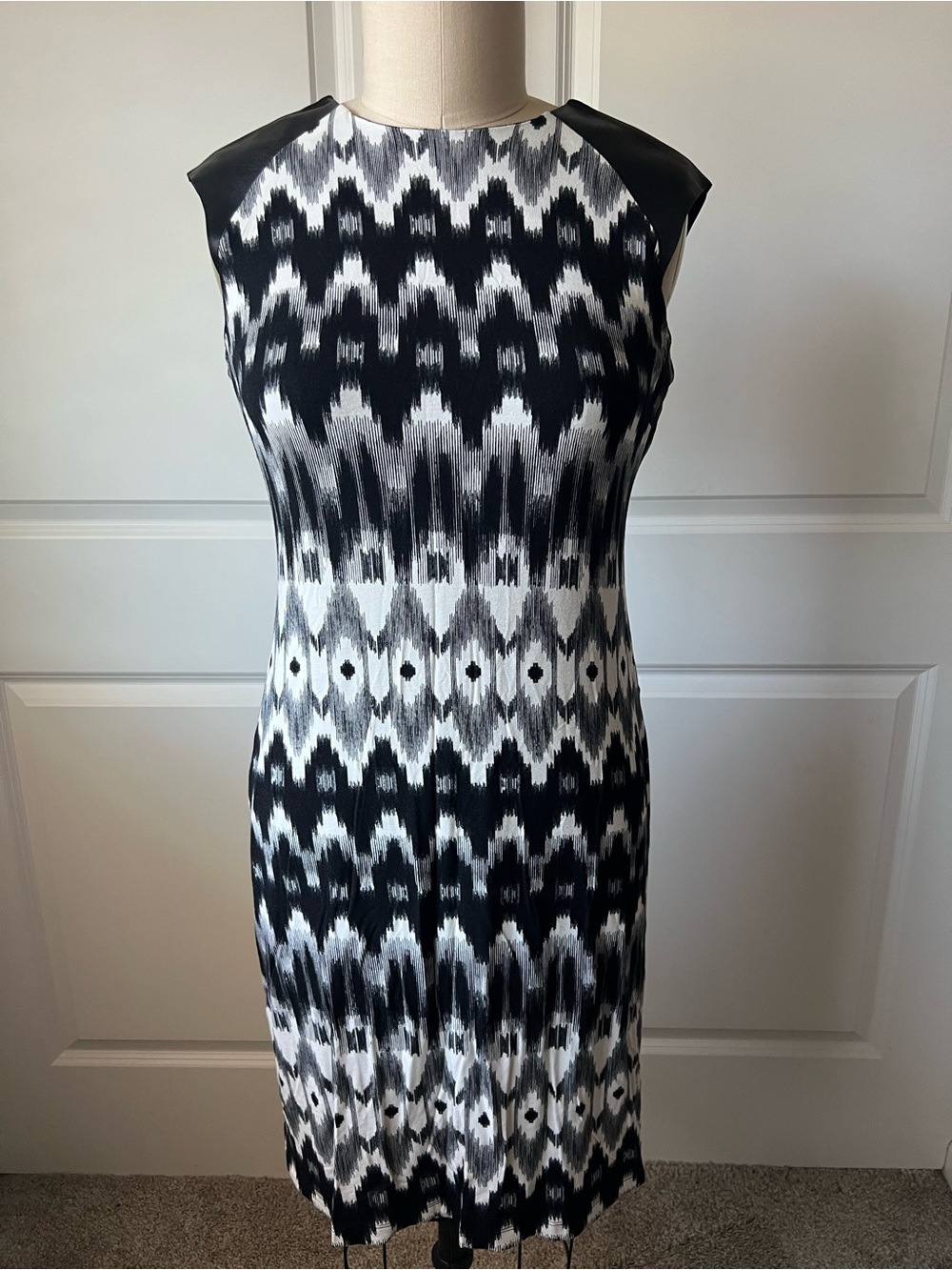New Karen Kane Sleeveless Black & White Ikat-Print Midi Dress